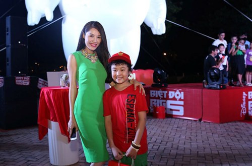 Cậu bé tóc xù chụp ảnh cùng Quế Vân. Hiện tại, Hoàng Anh đã chuyển hẳn vào Sài Gòn sinh sống cùng bố để học tập và có cơ hội phát triển đam mê ca hát.