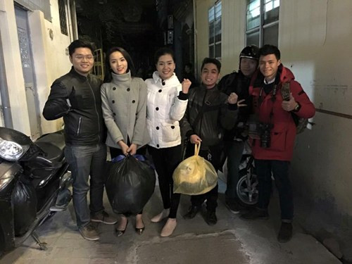 Kỳ Duyên tham gia hoạt động thiện nguyện tặng chăn áo ấm cho người nghèo đang sinh sống tại Hà Nội.