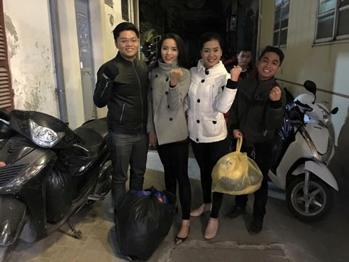 Hoa hậu Kỳ Duyên và nhóm thiện nguyện.