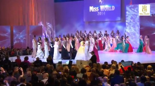 Các hoa hậu lần lượt xuất hiện.