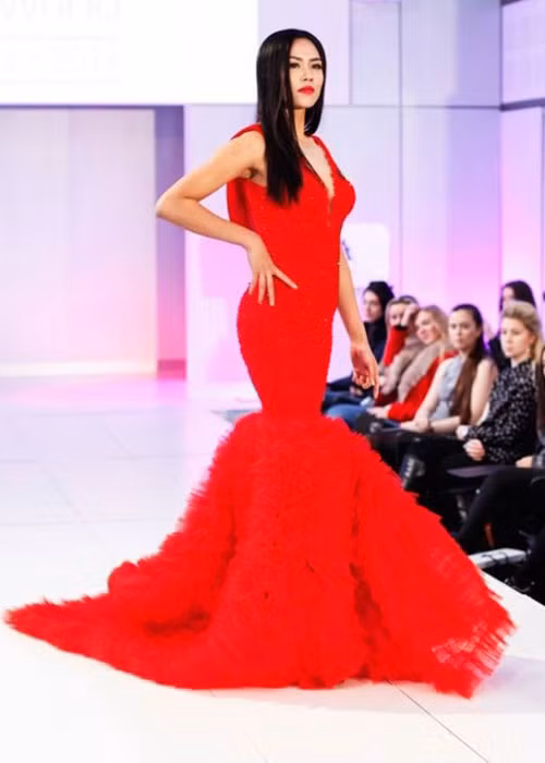 Nguyễn Thị Loan lộng lẫy trong phần thi catwalk.