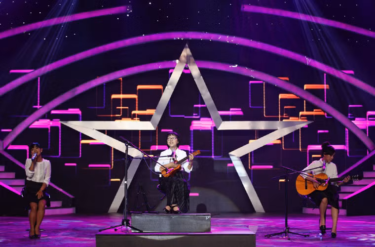 Cô giáo Huỳnh Mai và hai con gái. (Ảnh: Ân Nguyễn)