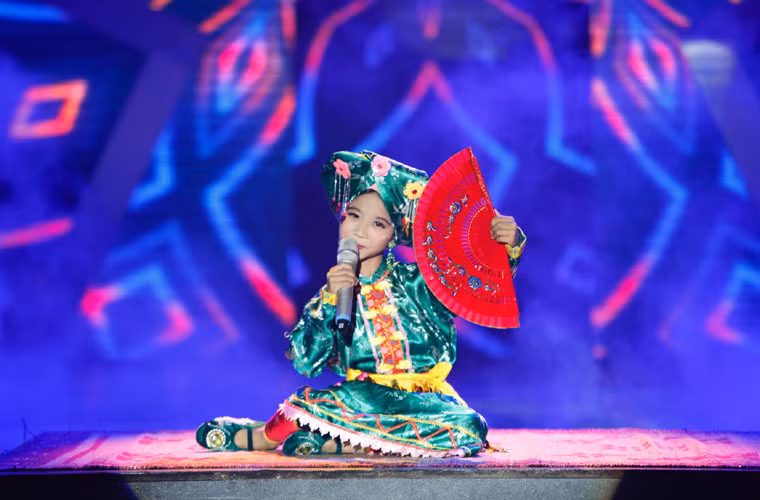 Cậu bé Đức Vĩnh hát "Cô đôi thượng ngàn". (Ảnh: Ân Nguyễn)