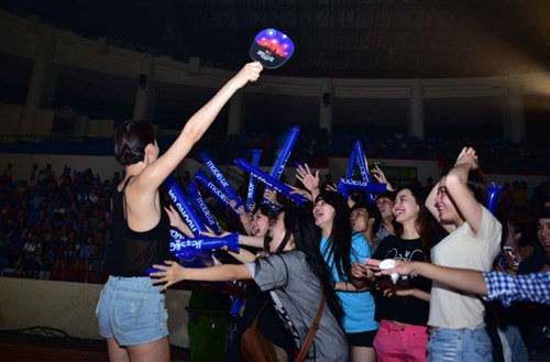 Trang Trần cũng nhận được tình cảm cuồng nhiệt của khán giả miền Tây.