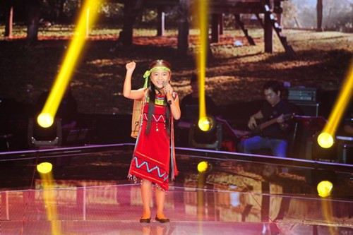 Giọng ca nhí Quỳnh Anh. Trong thời gian này ngoài học văn hóa, các em còn tranh thủ tập hát để chuẩn bị tốt nhất cho phần trình diễn của mình trong đêm nhạc sắp tới.