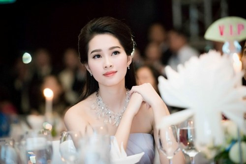 Cùng với đó, người đẹp sinh năm 1991 này cũng hiếm khi chia sẻ chuyện riêng tư trên báo chí. Xuất hiện trong các sự kiện cô cũng chỉ lẻ bóng một mình.