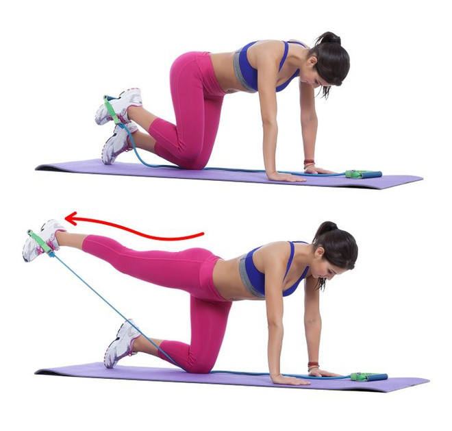  8. Sử dụng dây kháng lực: Bạn thực hiện bài tập này như sau: Quấn dây kháng lực xung quanh bàn chân và giữ đầu kia dưới gối. Mở rộng, nâng chân trái lên cao sao cho bàn chân cao hơn mông. Cẩn thận thu chân về nhẹ nhàng và lặp lại tương tự. Ảnh: Brightside.