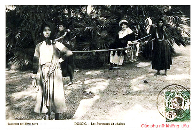 Một phụ nữ Pháp ngồi trên ghế kiệu do các cô gái bản địa khiêng, Đồ Sơn đầu thế kỷ 20. Đây là phương tiện di chuyển đặc thù ở Đồ Sơn xưa.