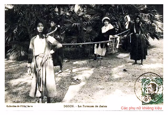 Một phụ nữ Pháp ngồi trên ghế kiệu do các cô gái bản địa khiêng, Đồ Sơn đầu thế kỷ 20. Đây là phương tiện di chuyển đặc thù ở Đồ Sơn xưa.