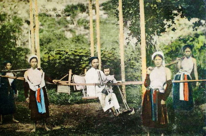 Ngoài người Pháp, những người Việt thuộc tầng lớp quý tộc cũng sử dụng ghế kiệu.