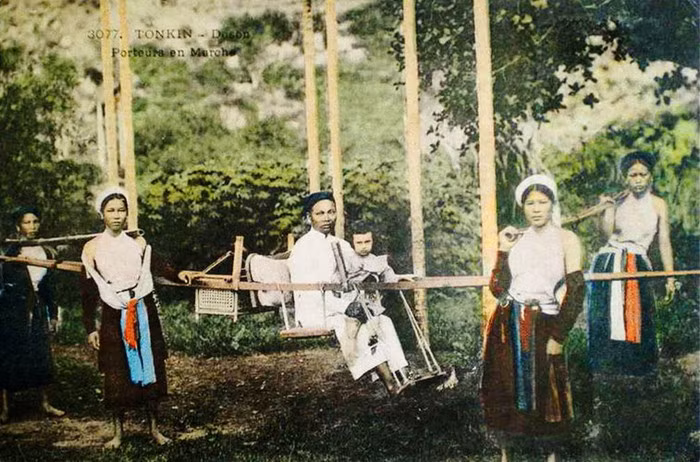 Ngoài người Pháp, những người Việt thuộc tầng lớp quý tộc cũng sử dụng ghế kiệu.