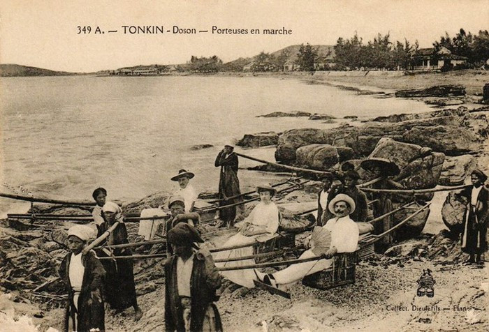 Mỗi chiếc ghế kiệu có khoang ngồi dành cho một người, hai bên là hai tay đòn dài, mỗi tay có hai người khiêng ở trước và sau, tổng cộng là bốn người khiêng.