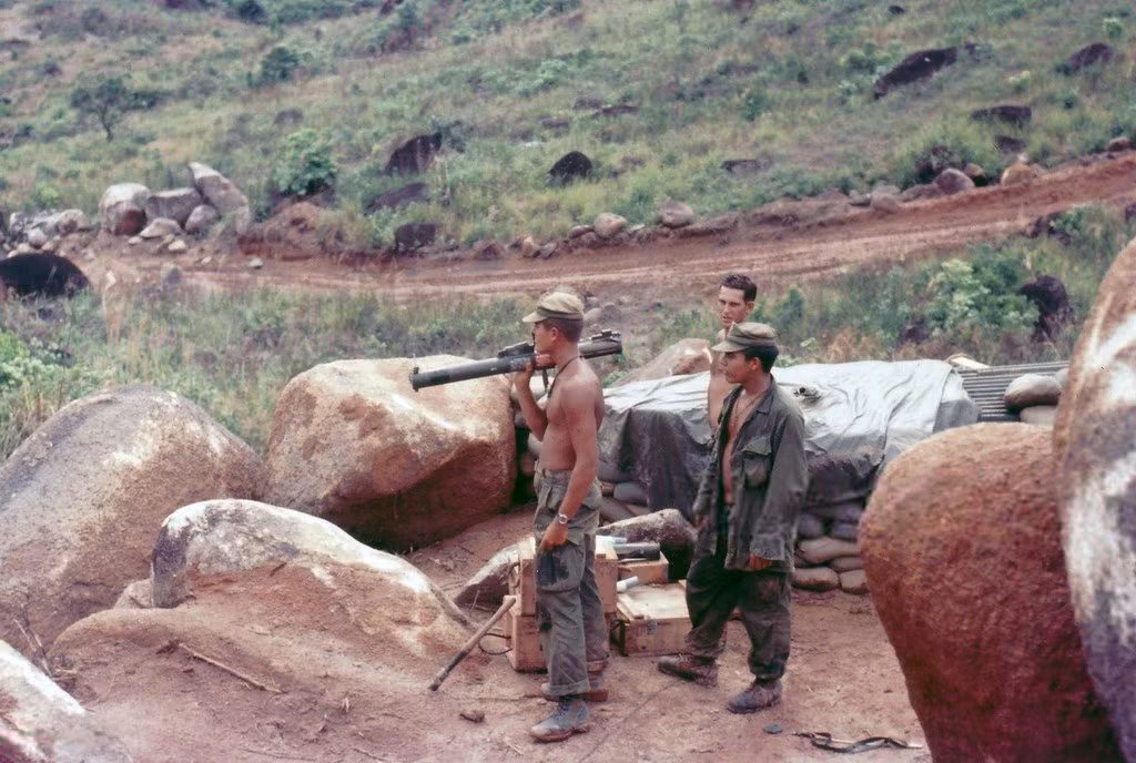 Các binh sĩ Mỹ tại vị trí chiến đấu bên công sự.