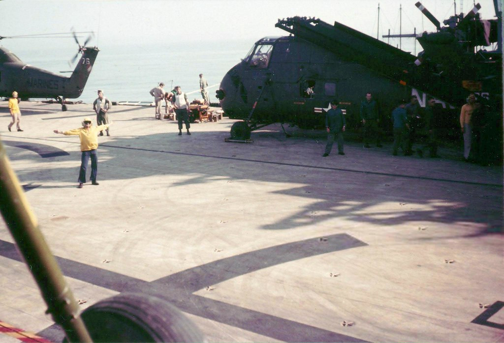 Nhân viên quân sự Mỹ tiến hành bảo dưỡng trực thăng.