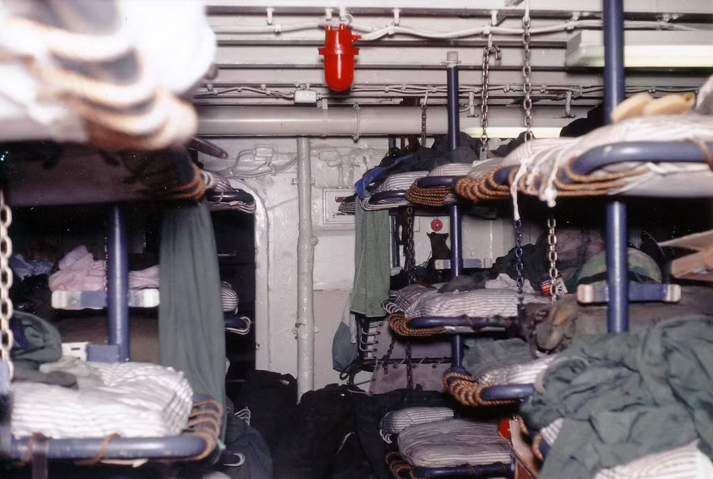 Không gian bên trong một phòng ngủ dành cho binh sĩ trên tàu quân sự Mỹ.