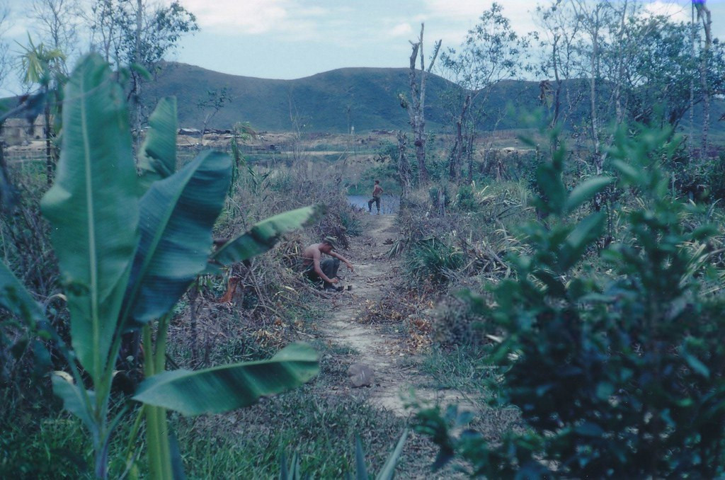 Lính Mỹ trên lối mòn ra một ao nước gần căn cứ.