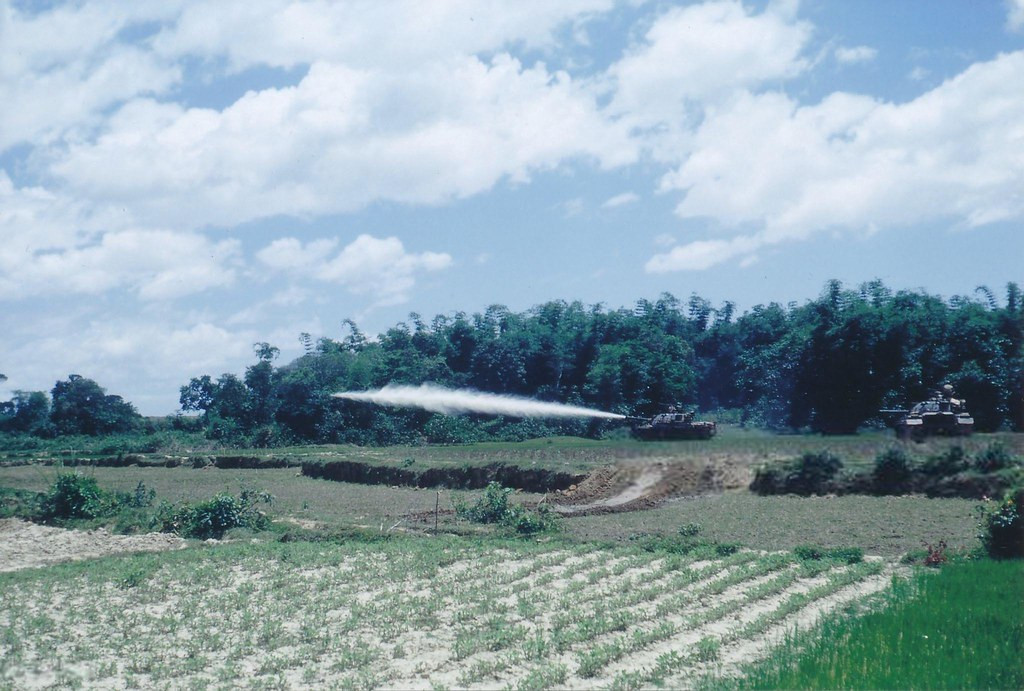 Xe tăng Mỹ phóng tên lửa về phía một cánh rừng.