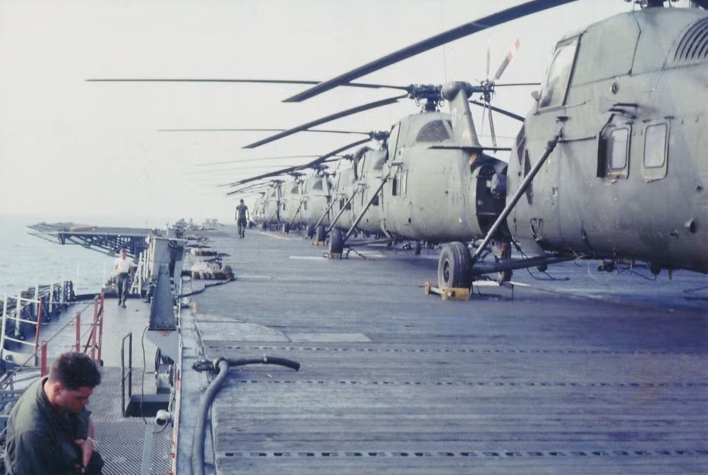 Những chiếc máy bay trực thăng trên một tàu sân bay Mỹ ở ngoài khơi vùng biển miền Nam Việt Nam năm 1965.