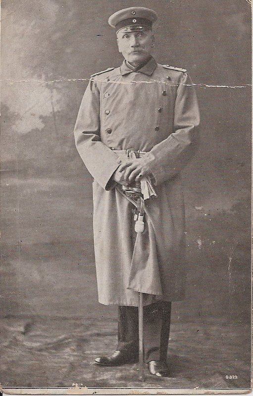 Phi vụ lớn và thành công nhất mà Wilhelm Voigt đã từng thực hiện bắt đầu vào năm 1906. Khi đó, tại Köpenick, Voigt mua một bộ quân phục đại úy đã sử dụng rồi đến các đơn vị quân đội đóng ở gần đó.