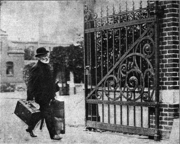 Ngay từ nhỏ, Voigt đã nổi tiếng với việc trộm cắp. Khi mới 14 tuổi, hắn đã bị bắt giam 14 ngày vì tội ăn cắp. Từ năm 1864 -1891, Voigt còn bị bắt giam thêm 4 lần vì tội trộm cắp và 2 lần vì tội làm giả giấy tờ.