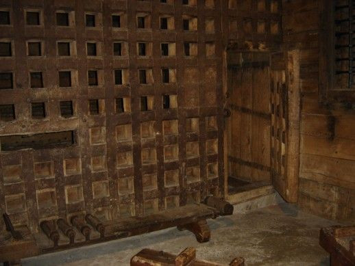 Nhằm loại bỏ hoàng hậu Anne Boleyn, Henry VIII buộc tội bà mưu phản, ngoại tình, loạn luân và làm phù thủy, rồi tống giam bà vào Tháp London. Bà bị đưa ra trước tòa án của các khanh tước, bao gồm Henry Percy, bá tước đời 6 của Northumberland, người đã từng định kết hôn với bà.