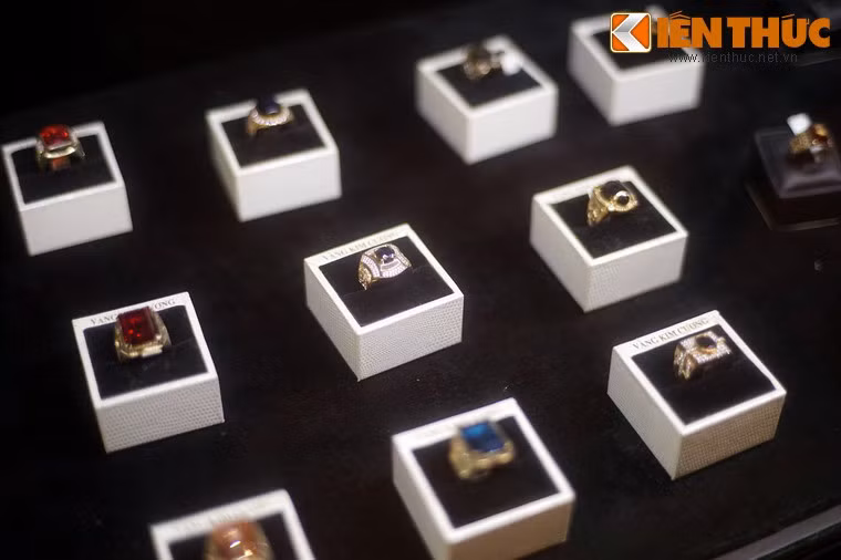 Đến thăm đình Kim Ngân, du khách vừa cảm nhận vẻ đẹp cổ kính của ngôi đền, vừa có thể chiêm ngưỡng những sản phẩm kim hoàn tinh xảo được trưng bày trang trọng, là sự nối tiếp truyền thống lâu đời của những người thợ kim hoàn phố Hàng Bạc.