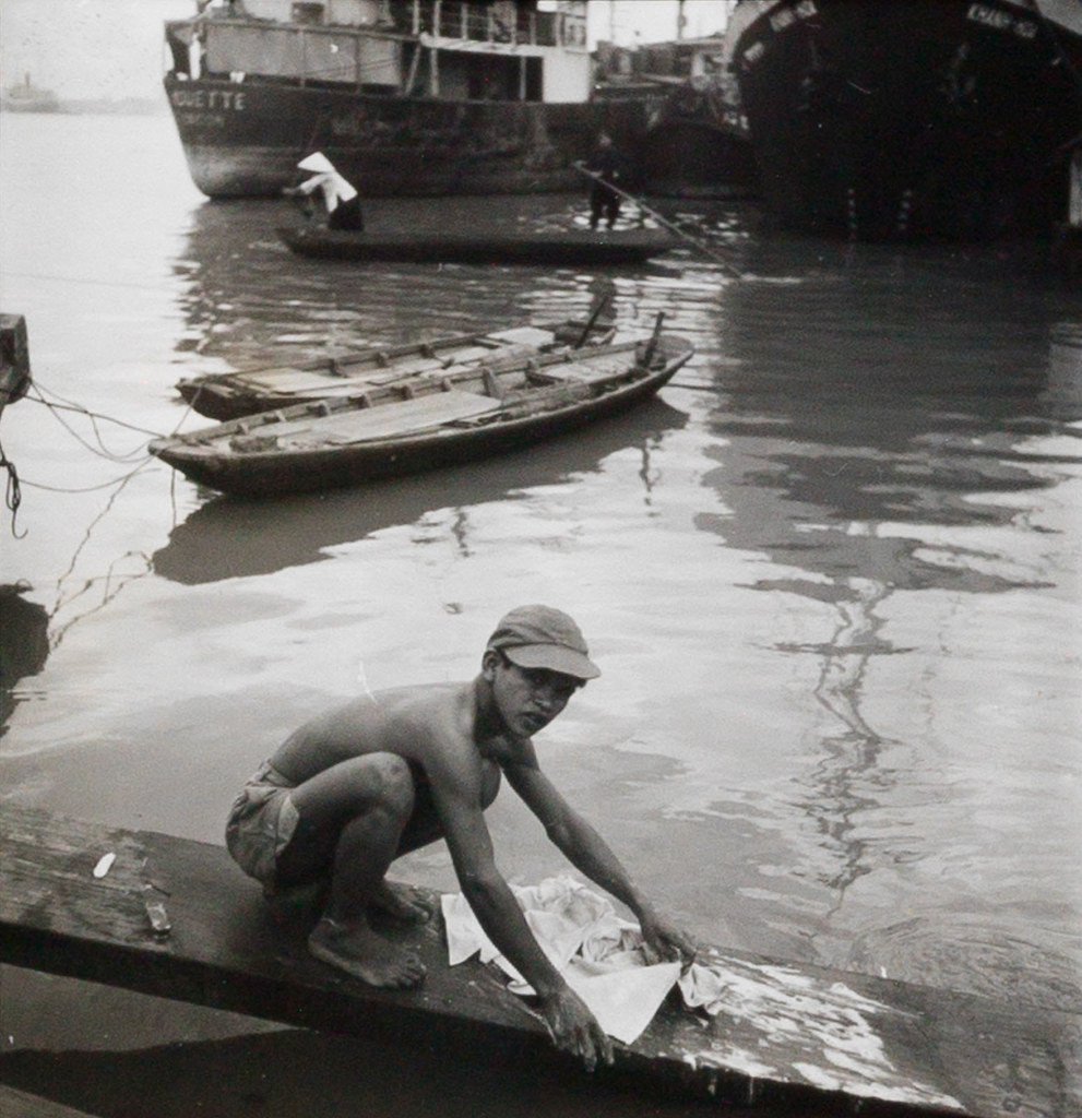 Giặt đồ ở bờ sông.