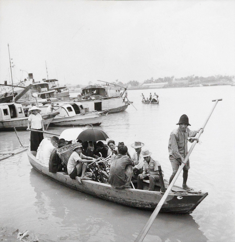 Chuyến đò sang Thủ Thiêm.