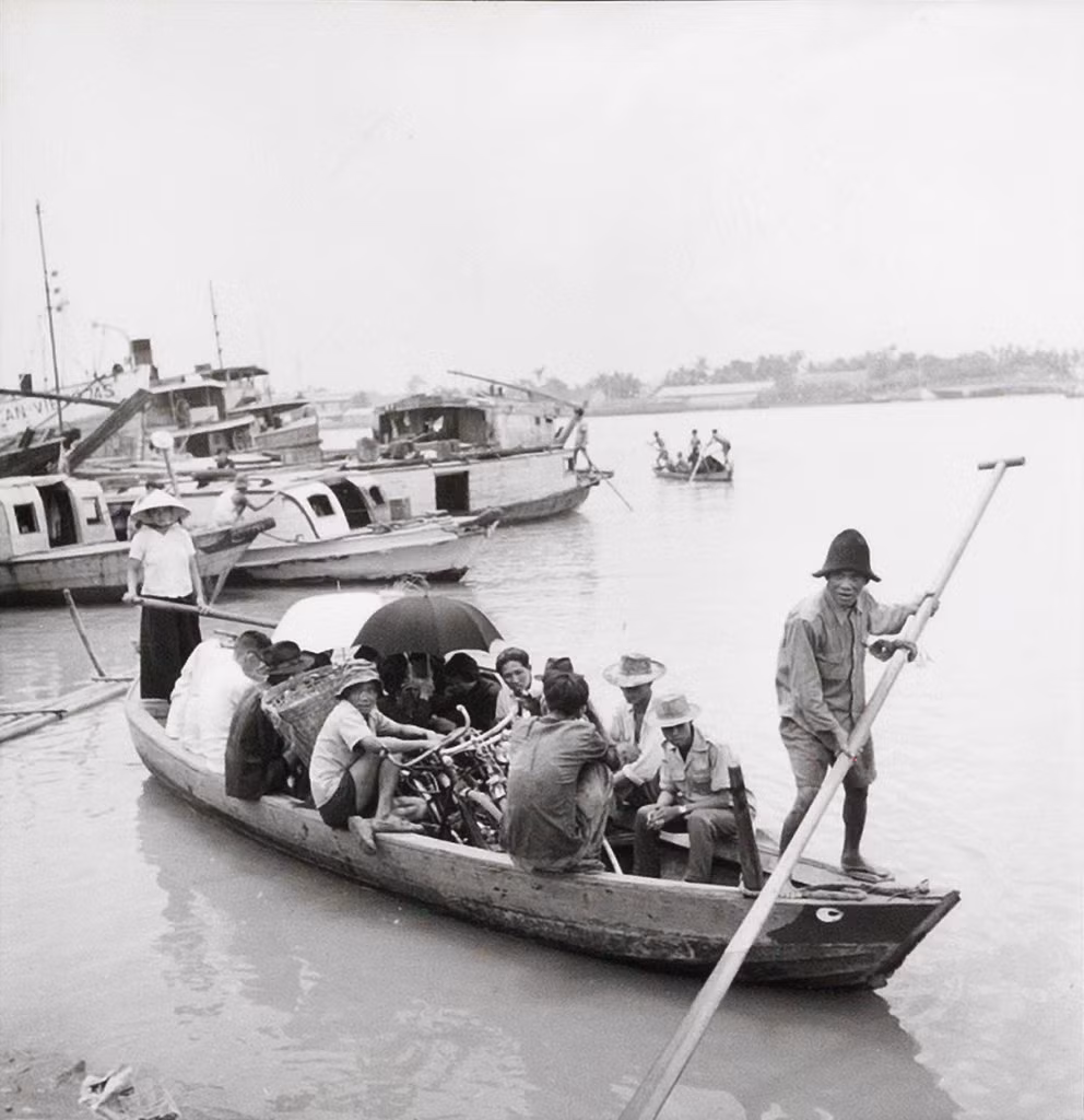 Chuyến đò sang Thủ Thiêm.