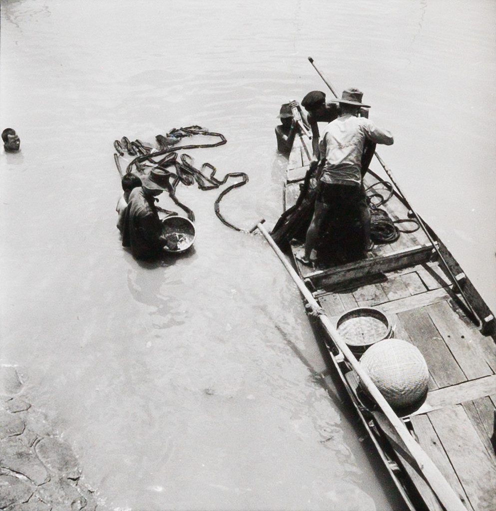 Những người đàn ông mưu sinh trên sông nước Sài Gòn.