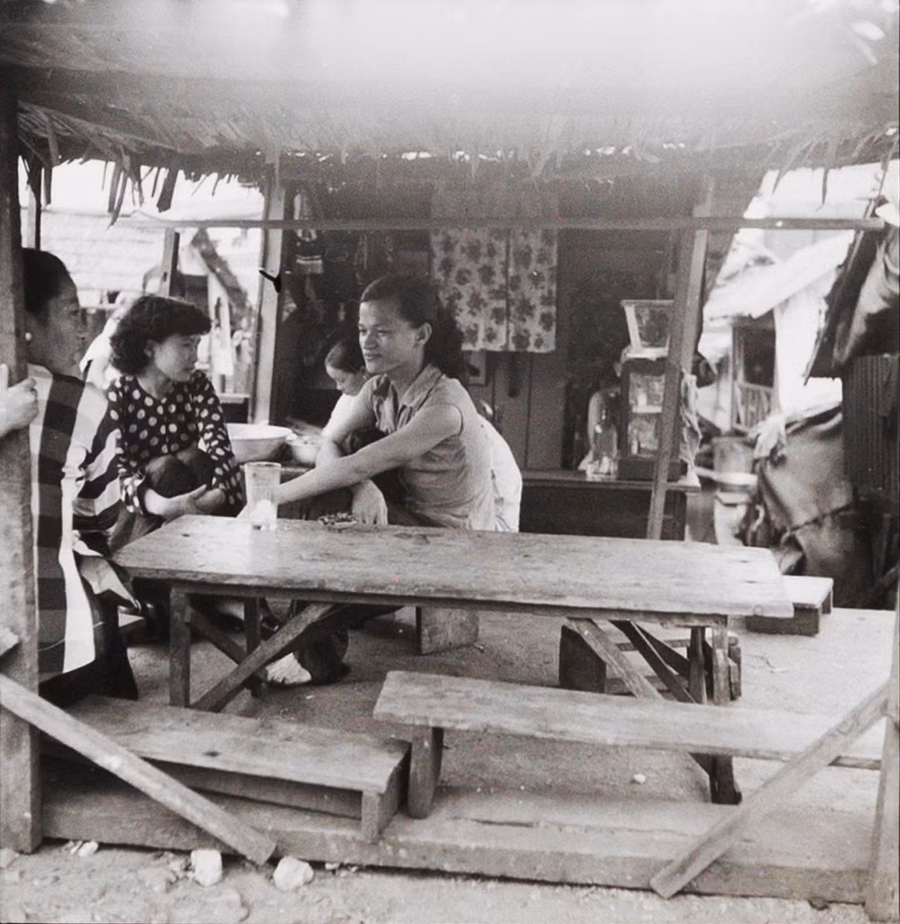 Quán nước bên bến sông.