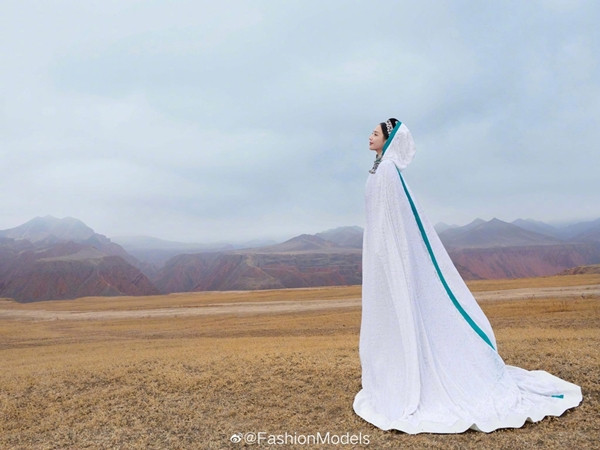 Bình luận về sắc đẹp của Đồng Lệ Á, tờ Nam Đô viết: "Vẻ đẹp tinh khiết, 360 độ không góc chết".