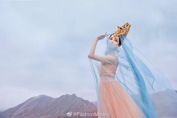 Nhiều vai diễn của cô gây được ấn tượng tốt với khán giả cũng như giới chuyên môn: Triệu Phi Yến trong Mẫu Nghi thiên hạ, Niên Tố Ngôn trong Cung Tỏa Tâm Ngọc, Trầm Băng trong Chuyện tình Bắc Kinh.