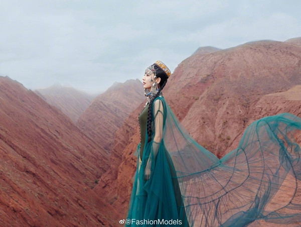 Nữ diễn viên sở hữu một gương mặt hoàn hảo với đôi mắt to tròn, khuôn mặt trái xoan cùng hai lúm đồng tiền duyên dáng. Cô cũng được mệnh danh là "mỹ nhân không góc chết".