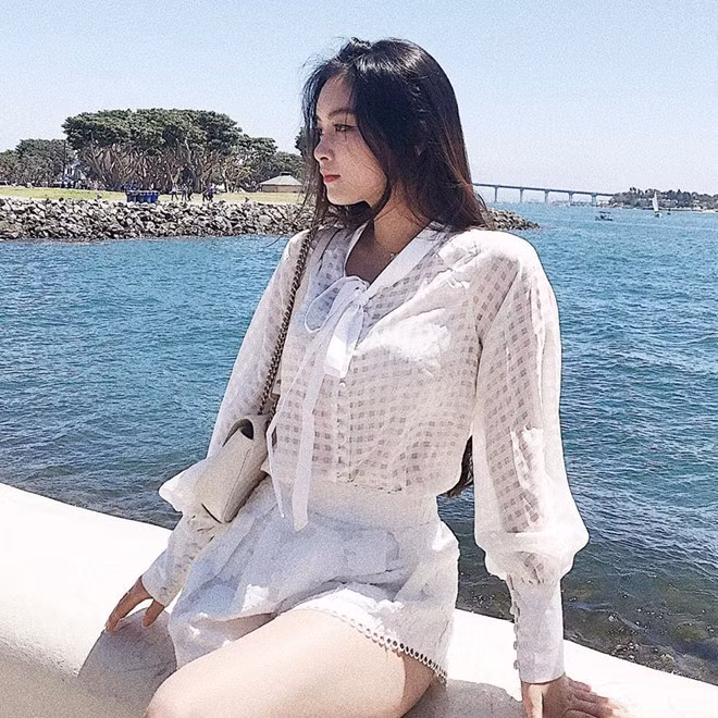 Tố Anh sở hữu gương mặt xinh xắn, chiều cao 1,73 m và số đo 3 vòng 88-60-96. Ngoài thời gian học tập, cô thỉnh thoảng nhận lời làm mẫu ảnh và tham gia một số sự kiện ở Mỹ. Có ngoại hình nổi bật nhưng 9X chưa từng tham gia bất kỳ cuộc thi nào về sắc đẹp. "Nghệ thuật chỉ là sở thích thôi, mình đã xác định sẽ phát triển bản thân để thành công trên con đường kinh doanh", Tố Anh chia sẻ.