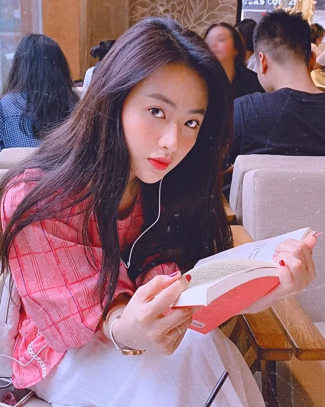 Ngoài công việc liên quan đến diễn xuất, Minh Trang là mẫu ảnh, gương mặt thương hiệu của nhiều nhãn hàng. Nhiều người nhận xét hot girl quê Hải Phòng có nhiều nét tương đồng với mỹ nhân Thái Lan Baifern Pimchanok trong phim Chiếc lá cuốn bay ở đôi mắt hút hồn với kiểu tạo dáng chuẩn nàng thơ. Năm 2017, Nguyễn Tố Anh (sinh năm 1999) - cựu học sinh trường THPT chuyên Trần Phú, Hải Phòng - nổi tiếng trên mạng sau tấm ảnh mặc áo dài trong lễ bế giảng. Không chỉ "gây thương nhớ" cho nhiều người với nhan sắc tựa nàng thơ, 9X còn có thành tích học tập tốt với nhiều năm liền học sinh giỏi.