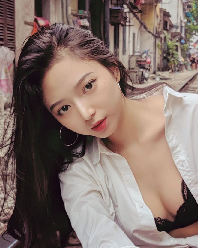 Tuy chỉ cao 1,58 m, Kim Chi vẫn thu hút sự chú ý nhờ có số đo ba vòng nóng bỏng 83-59-85. 9X cho biết bản thân theo đuổi phong cách sexy, thích nổi loạn. Cô từng nhận được những tin nhắn mời chào nhưng thẳng tay xóa đi, không quan tâm. Trước những khen chê trái chiều từ cộng đồng mạng cho phong cách mình theo đuổi, hot girl 20 tuổi cho biết cô bỏ ngoài tai những lời nói không hay để sống cho bản thân thay vì làm hài lòng tất cả.