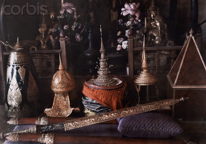 Vương miện và kiếm được dùng trong các điệu múa nghi lễ của người Campuchia.