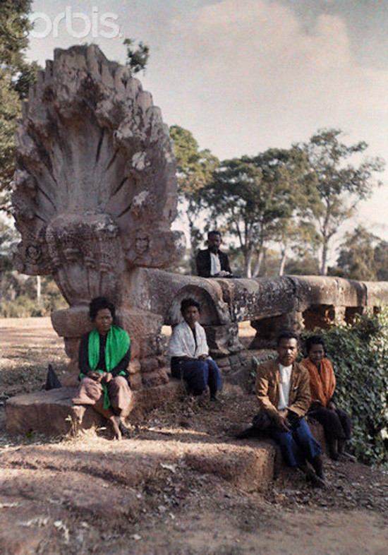 Người dân ngồi nghỉ bên tượng rắn thần Naga ở cầu Spean Kampong Kdei.