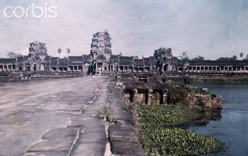 Trên một lối vào đền Angkor Wat.