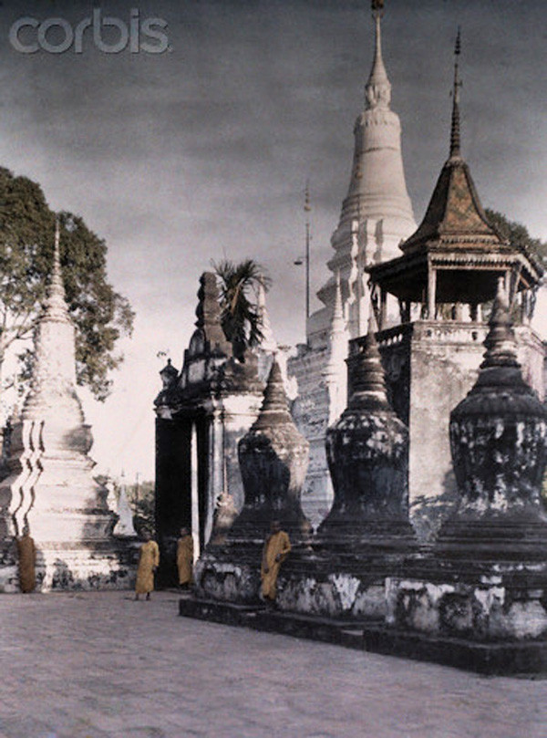 Bên trong một khu đền tháp cổ ở Phnompenh năm 1928.