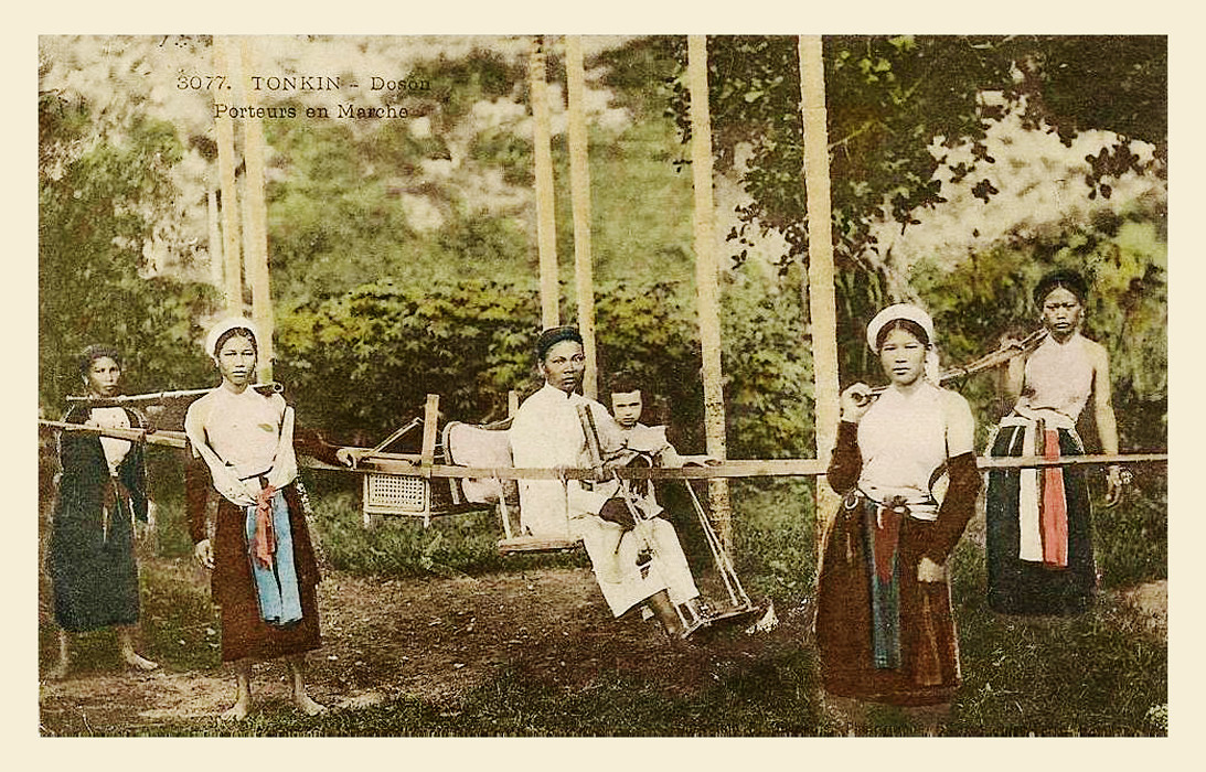 Những cô gái khiêng ghế kiệu ở Đồ Sơn, Hải Phòng.