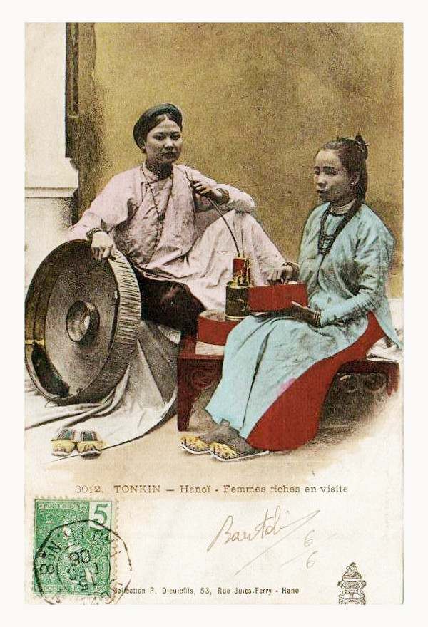 Thiếu nữ nhà giàu Hà Nội bên bàn hút thuốc.