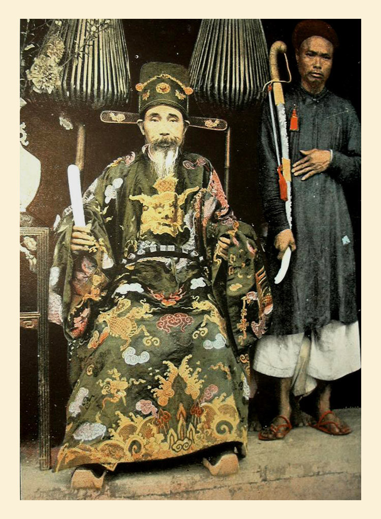 Một ông quan ở Bắc Kỳ trong triều phục. Mời quý độc giả xem video: Văn hóa uống trà xưa và nay của người Việt. Nguồn: VTC.