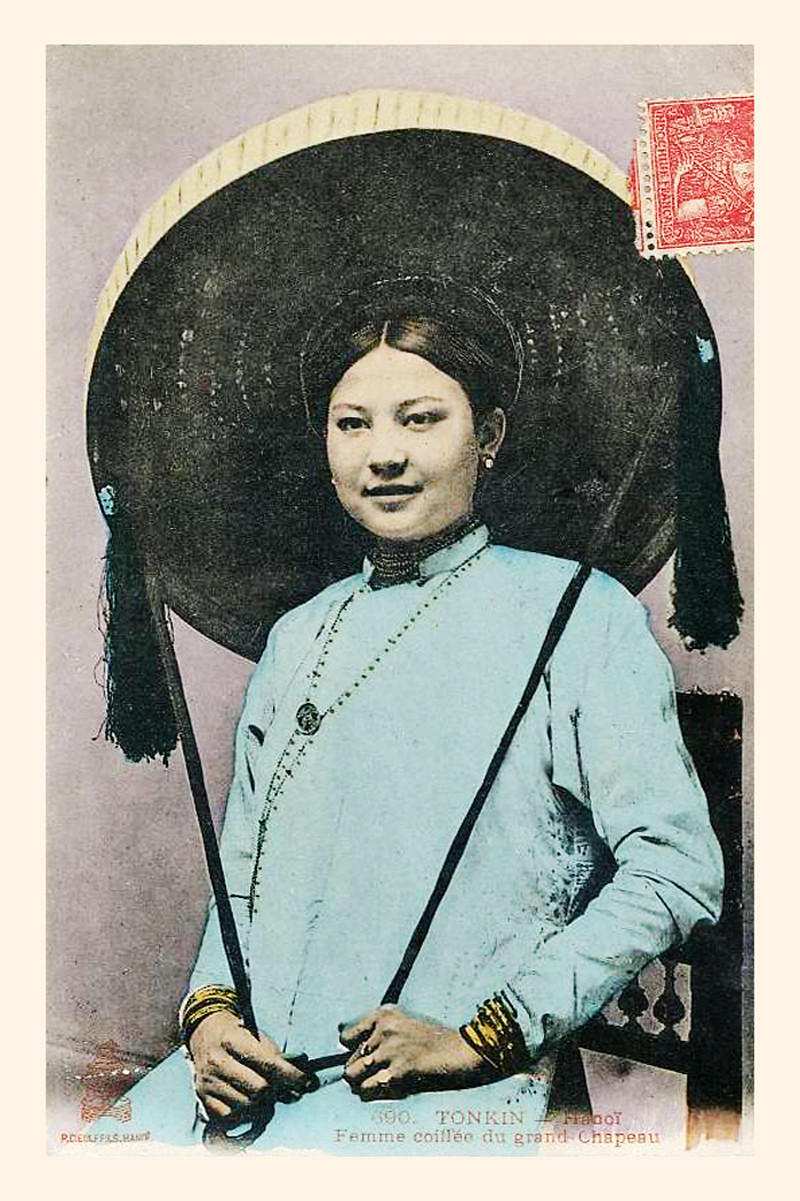 Cô gái Hà Nội đội nón quai thao.