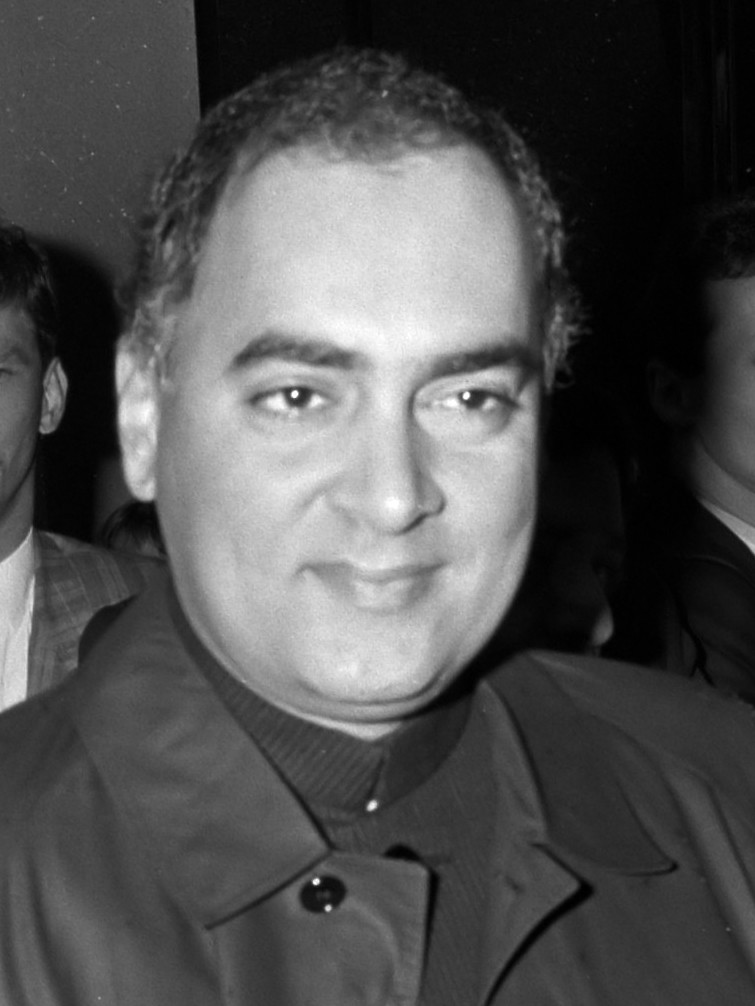 Cái chết của Indira càng khiến người con trai cả của bà là Rajiv Gandhi (1944-1991) dấn thân vào hoạt động chính trị. Ngay trong ngày người mẹ ra đi, Rajiv được chọn làm thủ tướng thứ 6 của Ấn Độ, đồng thời giữ chức Chủ tịch đảng Quốc đại của Ấn Độ.