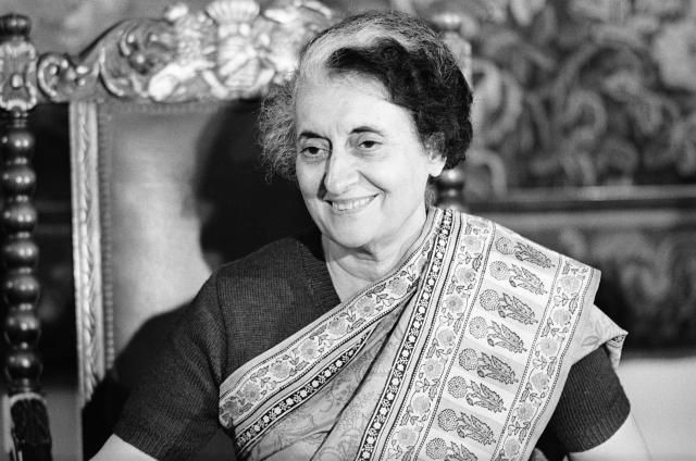 Jawaharlal Nehru mất vào năm 1964. Bà Indira Gandhi (1917-1984) kế tục di sản chính trị của cha và trở thành lãnh đạo trụ cột của đáng Quốc Đại – chính đảng lớn nhất Ấn Độ. Đến năm 1980, bà trở thành nữ thủ tướng đầu tiên trong lịch sử Ấn Độ. Từ đây, những bi kịch liên tiếp ập xuốn dòng họ Nehru-Gandhi.