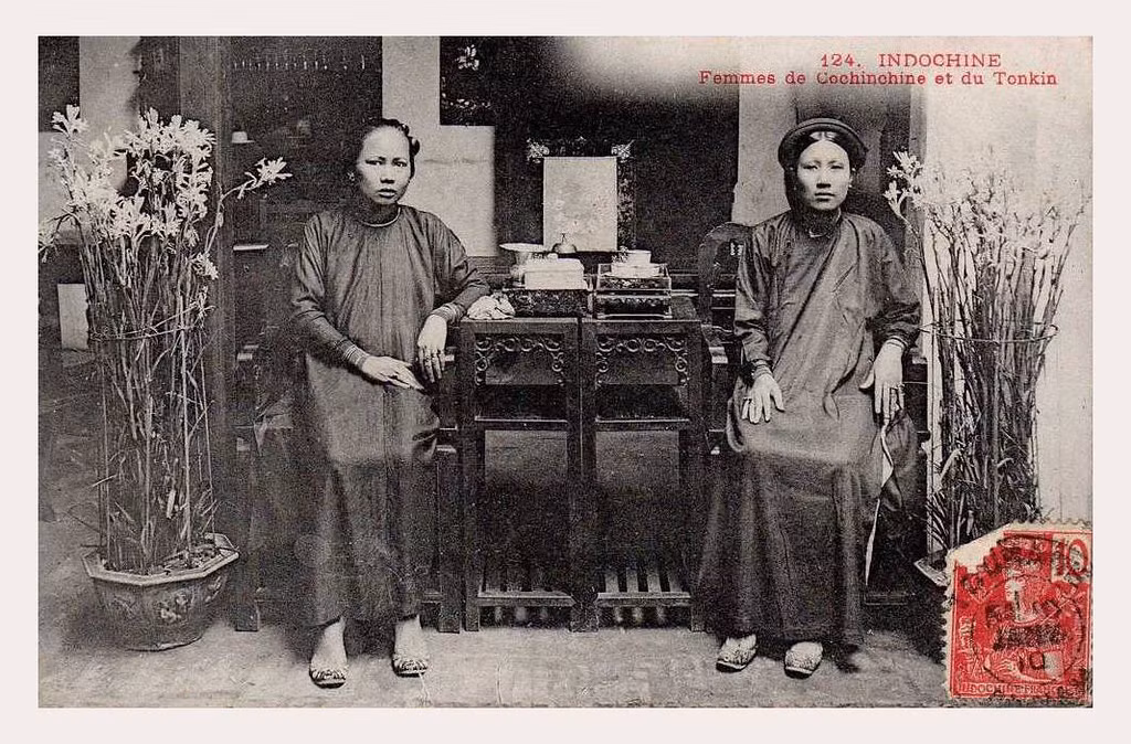 Thiếu nữ hai miền Nam (trái) và Bắc (phải).