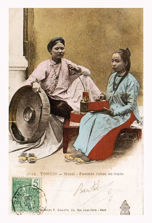 Hai thiếu nữ Hà Nội bên bàn hút thuốc lào.