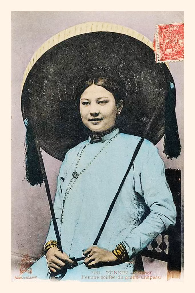 Chân dung một phụ nữ Hà Nội đội nón quai thao.